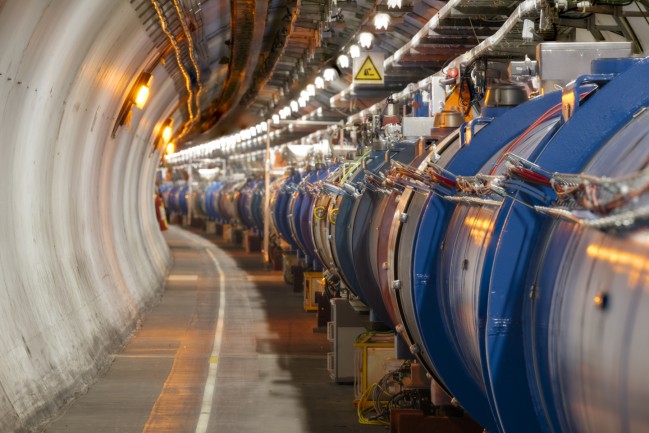 현존 최대 규모의 입자가속기인 거대강입자가속기(LHC)의 내부. - CERN 제공